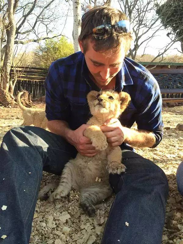 7年前惊艳世界的精灵王,如今在开拖拉机,“大王您养鸡都美”