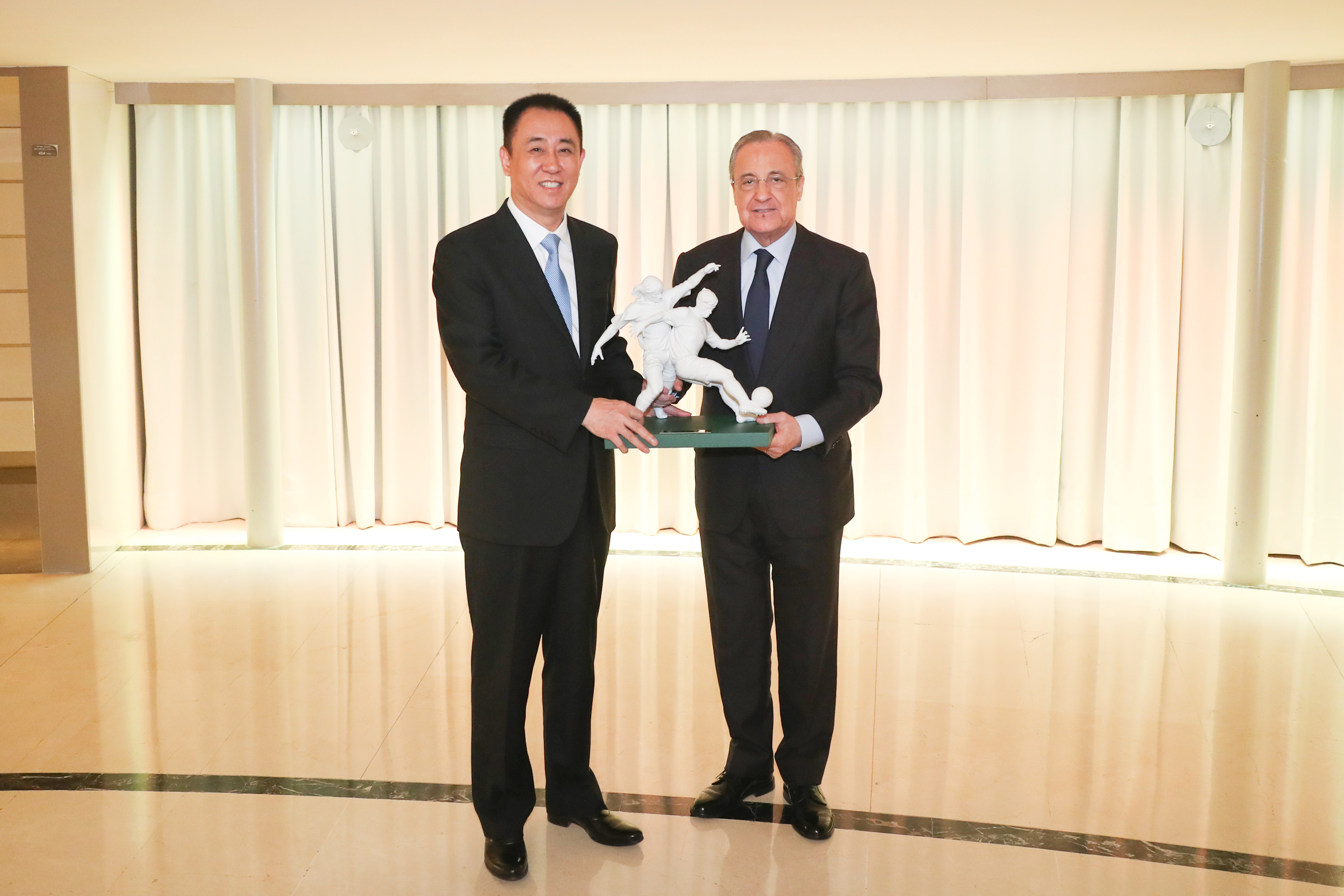 许家印迎接恒大,许家印亚冠决赛身边看球