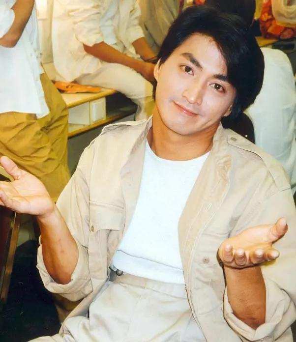 62岁香港明星，曾沦为扛尸工人，却在惠州开工厂暴富，身价过亿