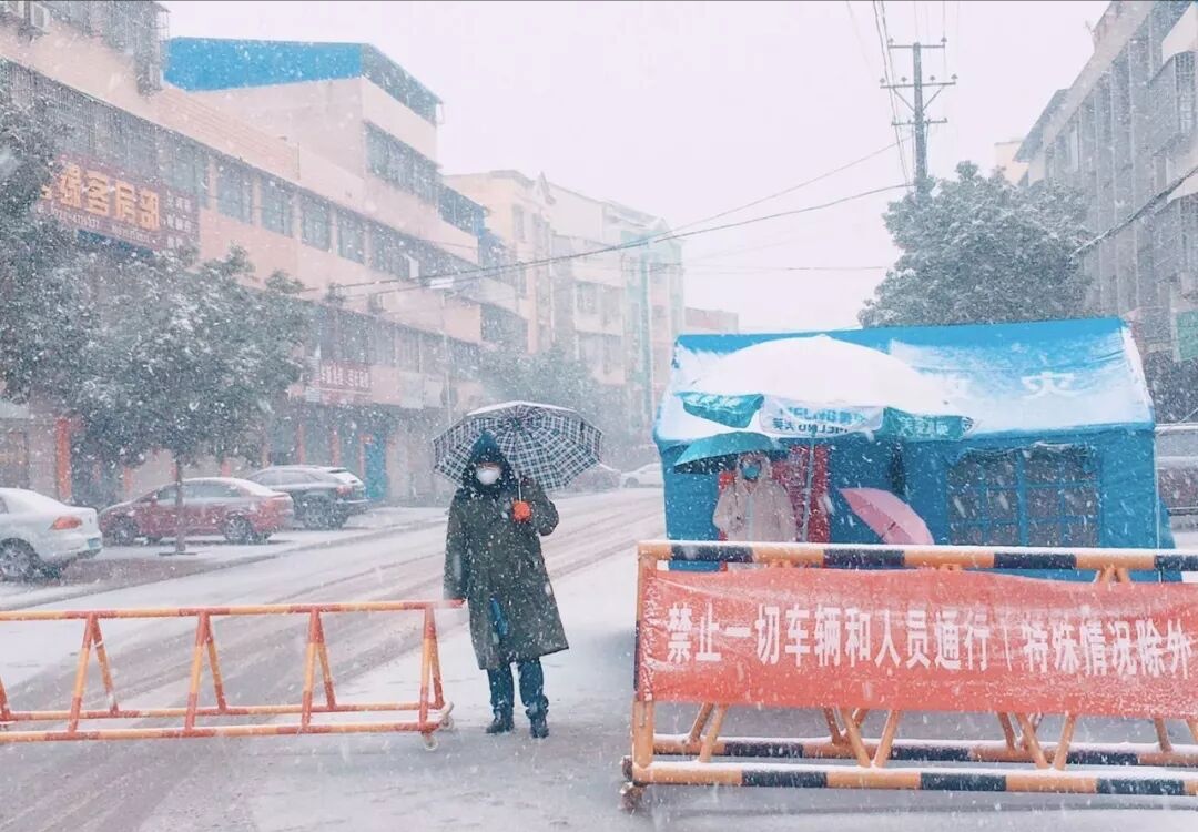 战地实录风雨中坚守只为群众安全,战疫中的坚守者