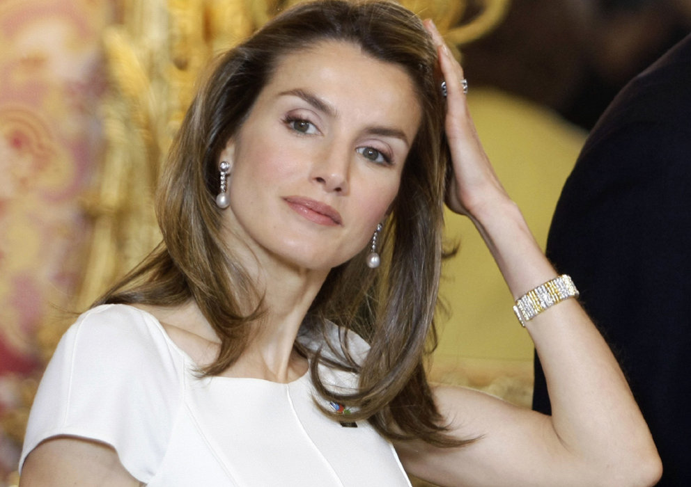 谁说莱蒂齐亚不爱珠宝？光是腕间都很精彩，最爱婆婆送的字母手链