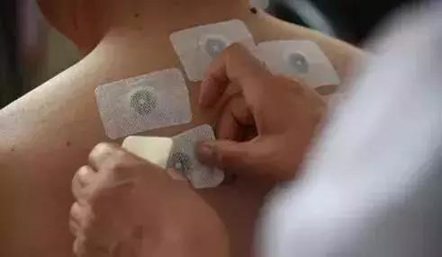 贴腰酸的膏药贴哪个部位,一弯腰就腰疼贴膏药有用吗