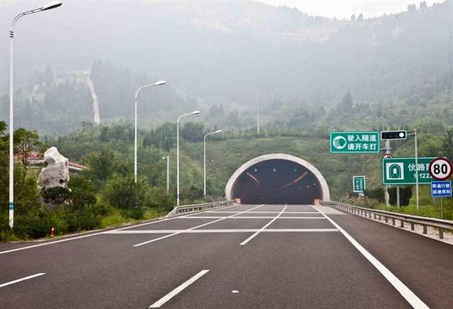 高速隧道违反禁止标线指示,高速隧道标志怎么处理