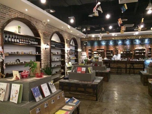 重庆周末适合读书的地方,世界读书日青年在图书馆看书