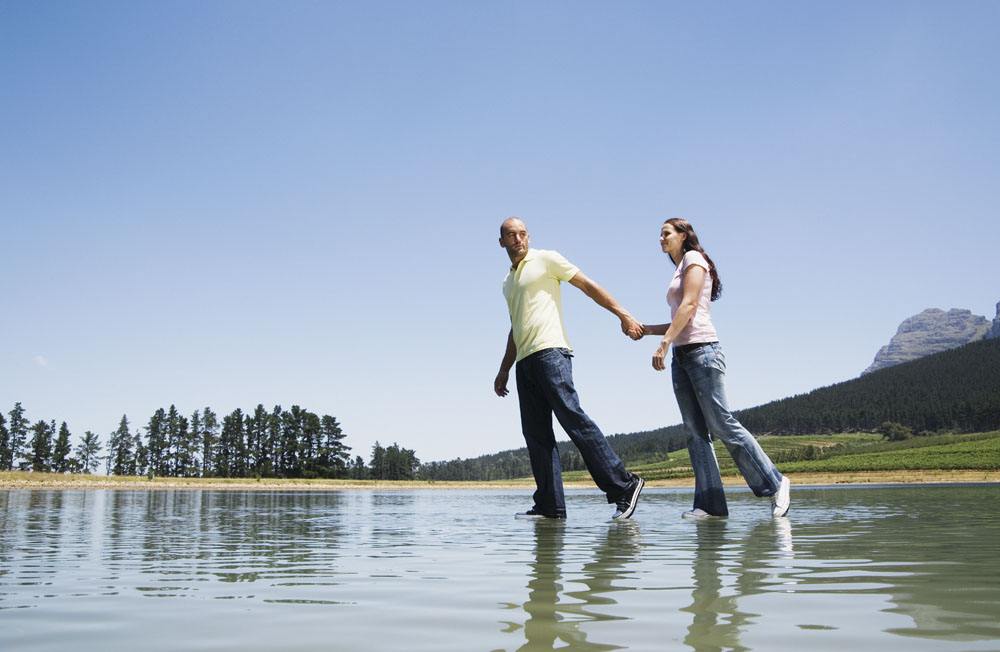 当你嫁给一个不赚钱的老公后,当你嫁给一个什么都不帮你的人