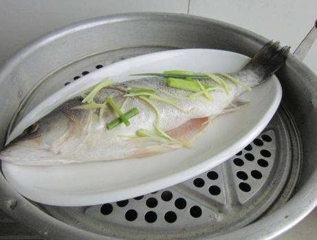 最简单的清蒸鲈鱼做法要不要放盐,清蒸鲈鱼不放盐的最正宗的做法