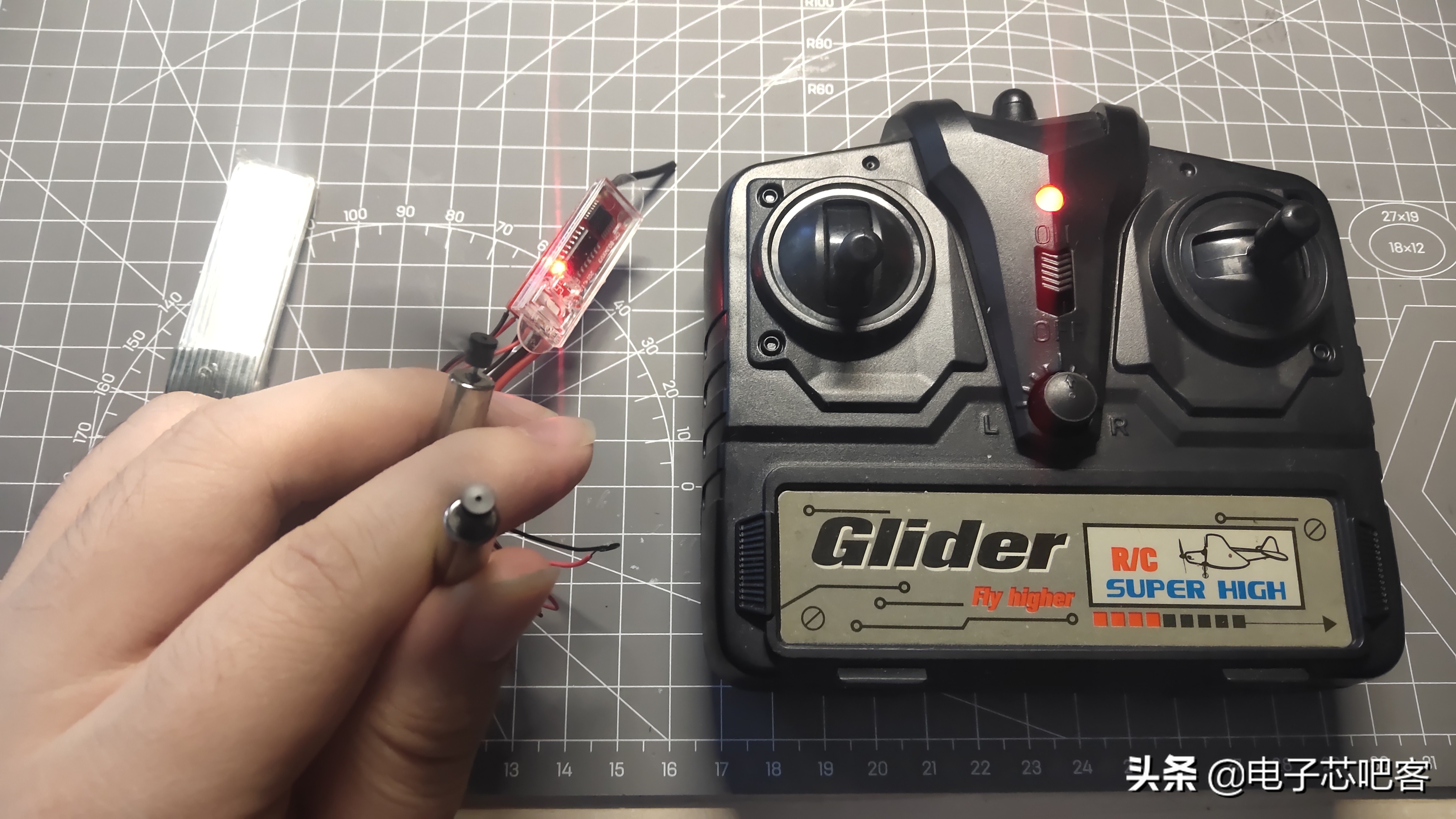 固定翼飞机遥控器坏了,遥控飞机遥控器坏了怎么修