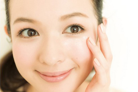 正确涂眼霜淡化黑眼圈的方法,你还在用眼霜淡化鱼尾纹吗