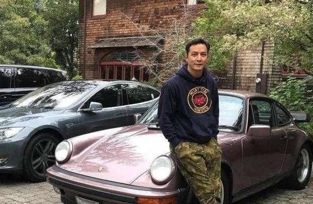 他16岁就开保时捷，曾因母亲重病放弃演戏，如今回归专为豪车代言