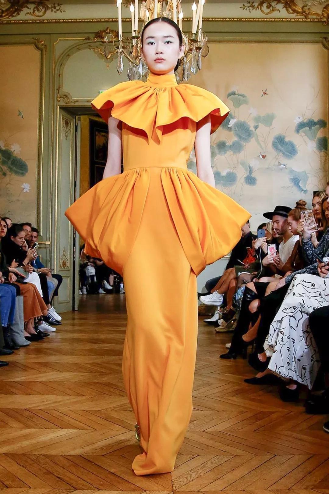 2020流行什么颜色的衣服,今年最流行的衣服颜色是什么颜色