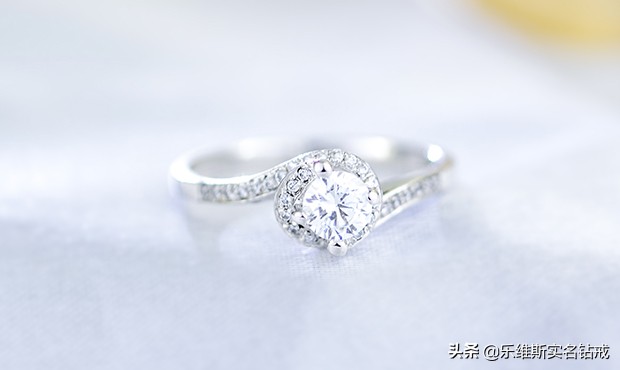 结婚的戒指是谁给谁买的,结婚时男士的婚戒是由谁买