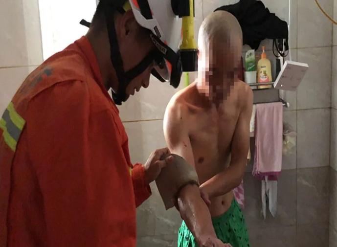 百岁老人被卡马桶消防10分钟救出,七旬老人被卡一夜消防员钻墙缝救