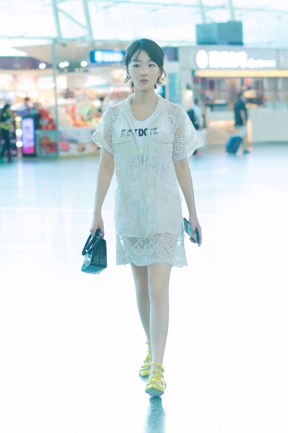 周冬雨橘色,周冬雨粉马甲