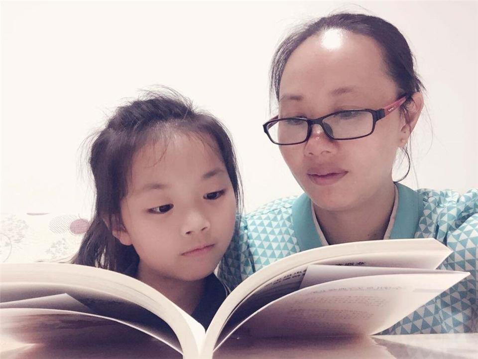 孩子爱踢被子怎么教育,宝宝睡觉老是蹬腿踢被