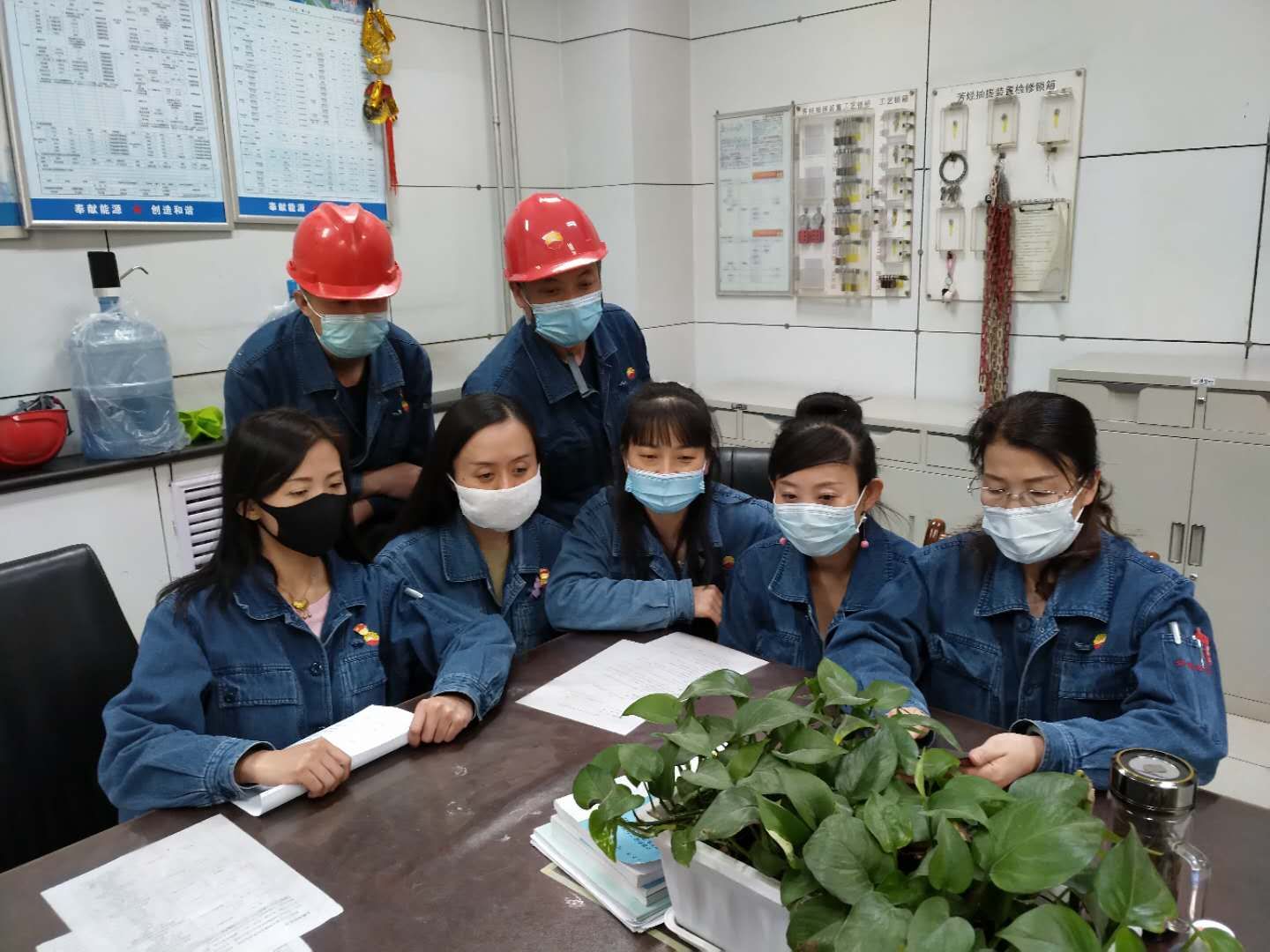 绷紧安全弦织密防范网,织密防护网筑牢防火墙小标语