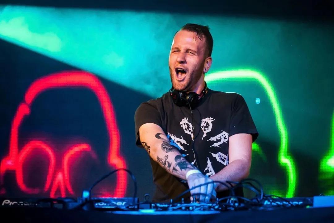 看见音乐人|英国僵尸男孩Zomboy来袭，没有人能逃过的电音低炮