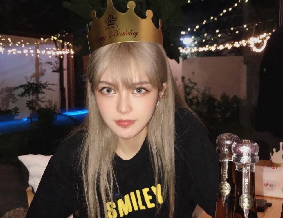 何超莲晒与窦骁亲密照,何超莲晒捧脸合照为窦骁庆生