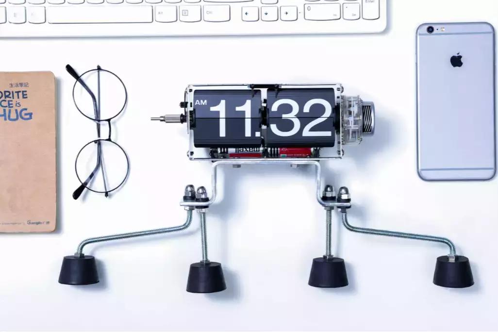 逆天了！没有指针屏幕，这块时钟居然靠翻页来计时