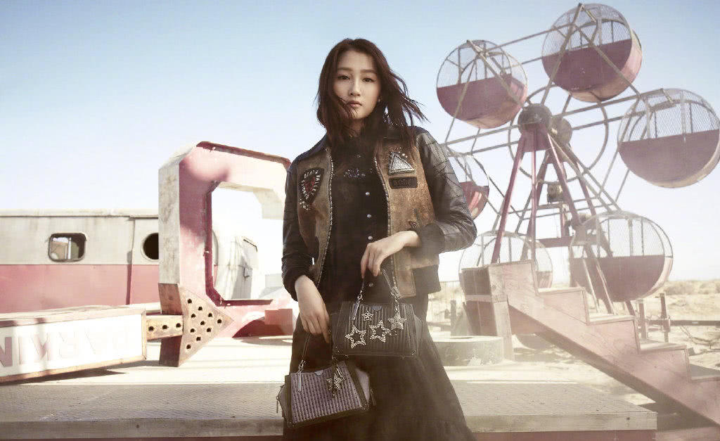 关晓彤穿7千5的裙子拿5千的包，合影豪车，霸气得不像22岁