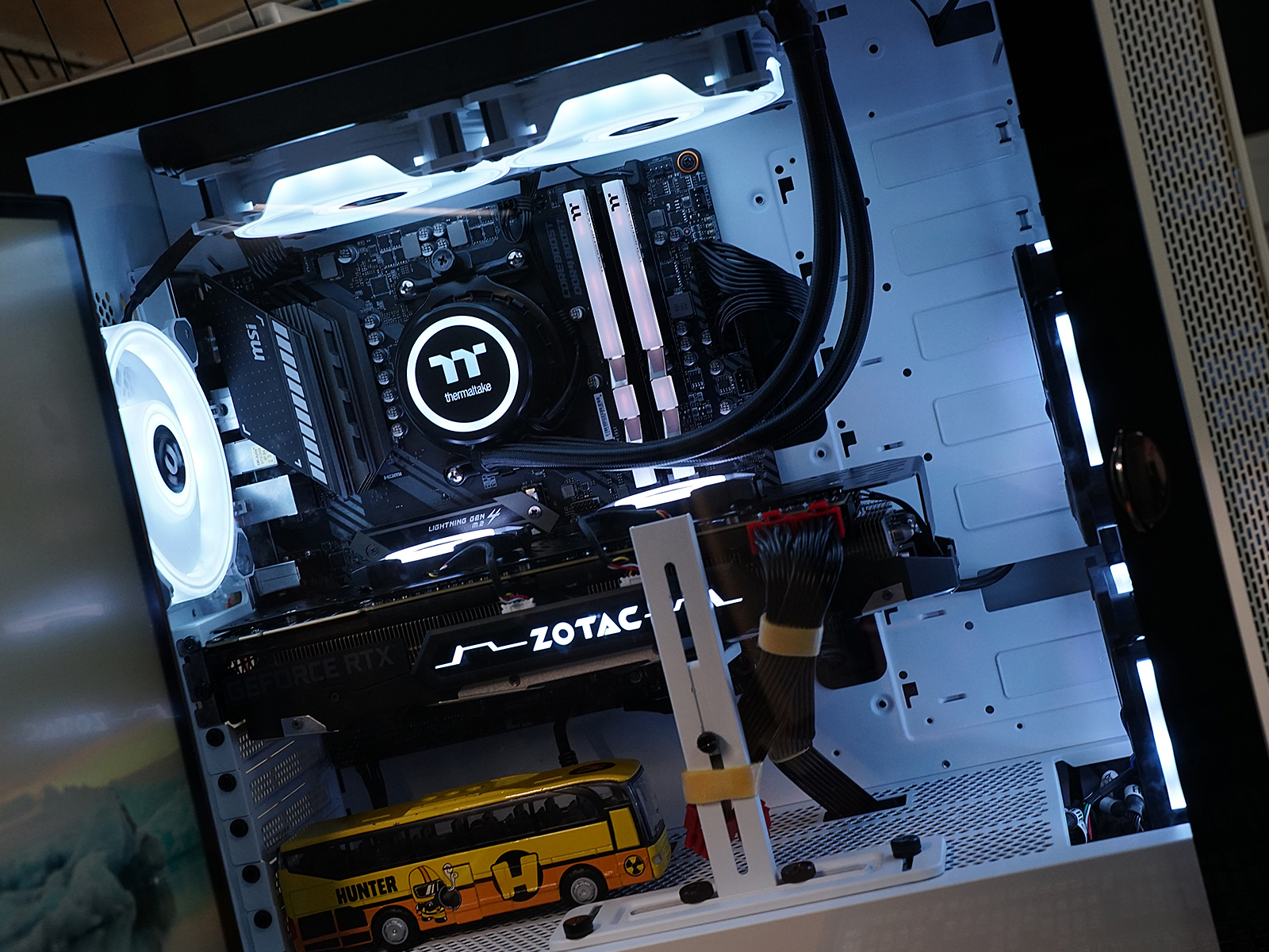 秀桌面：送老婆RGB全家桶PC，钱都花在光效上的感觉真棒