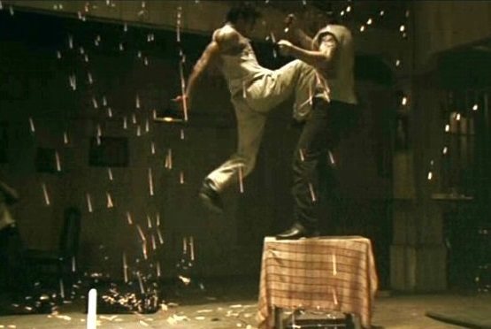 泰国拳王翻车,拳王沦落工地打工