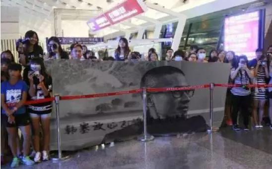 韩寒现在怎样了,沈腾韩寒没人接机完整版