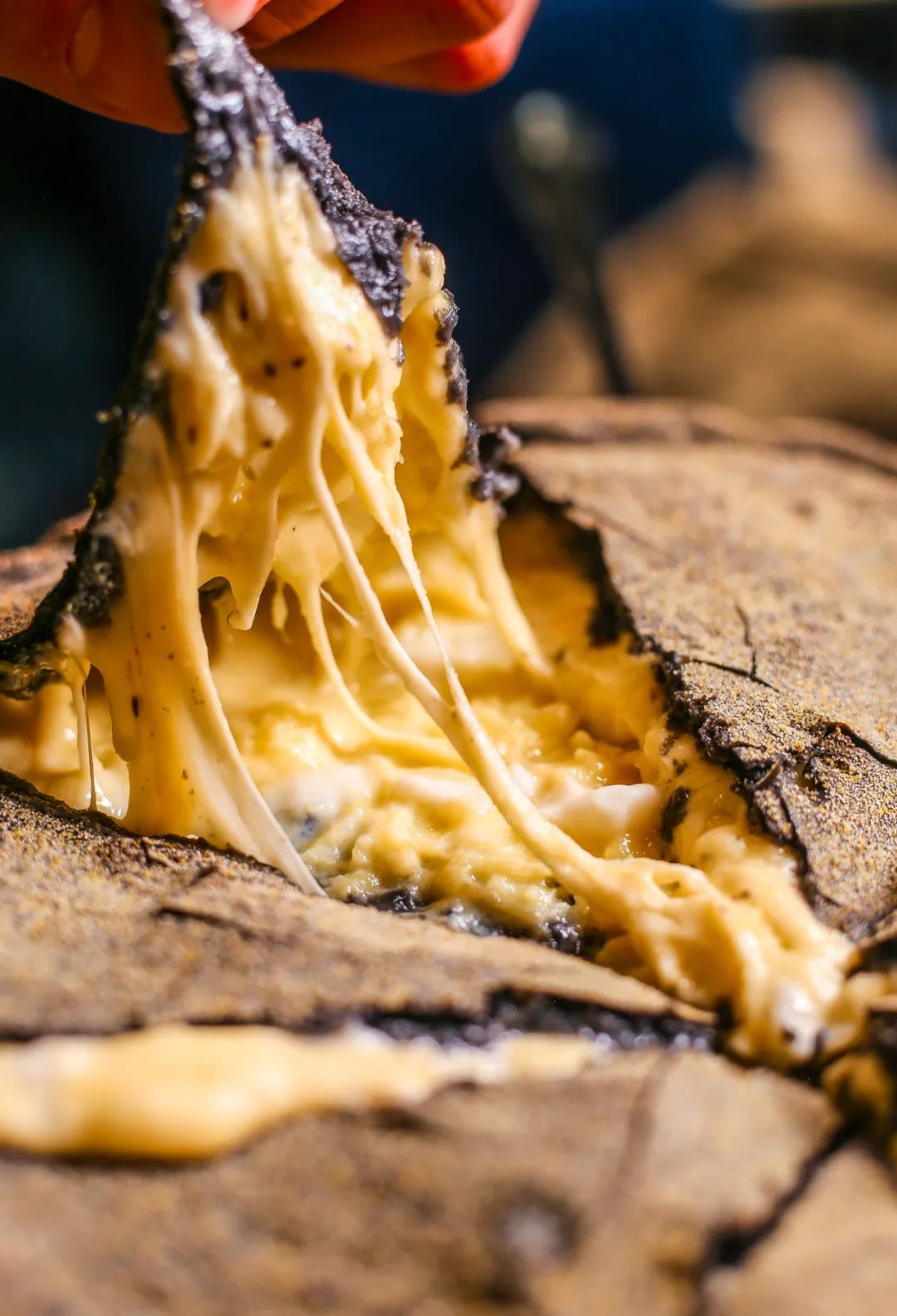 达明路上这家「黑店」,靠着瀑布芝士杀疯了