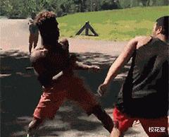 电梯里的妹子通常咋启齿搭讪比力好啊？哈哈