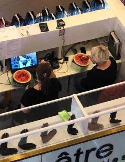 搞笑GIF：看来姑娘就是喜欢不平凡啊