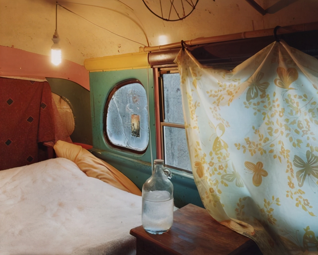 火车软卧为什么这么慢,火车软卧比硬卧床大吗