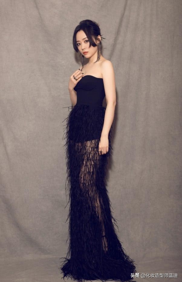 34岁张靓颖素颜穿牛仔裤,黑天鹅张靓颖