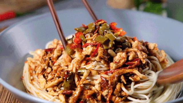 正宗嗦粉教程,怎么一元点螺蛳粉外卖