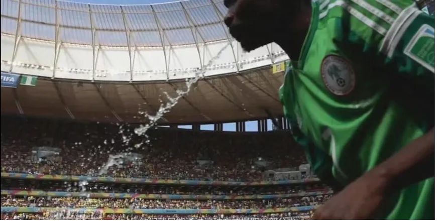 为什么足球运动员边喝水边吐水,足球运动员为什么喝水要吐出来