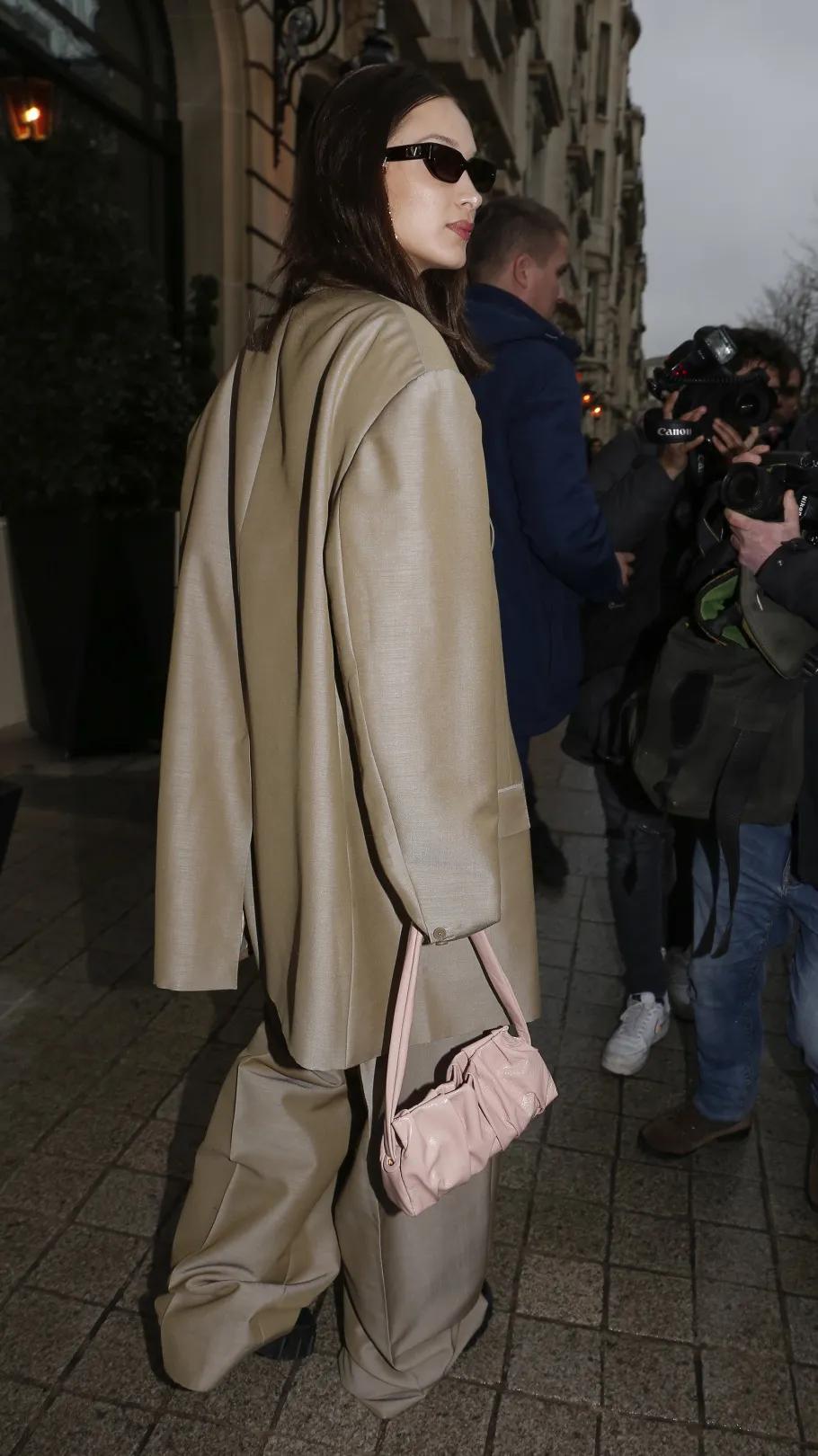 一套西装又正式又休闲,30-35岁女性春季穿搭西装