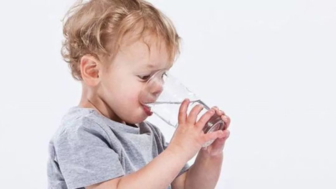 宝宝不爱喝水怎么办最有效的方法,宝宝不爱喝水可以喝白开水吗