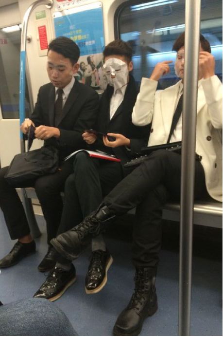 成都的地铁真的很有氛围感,成都的地铁有多浪漫