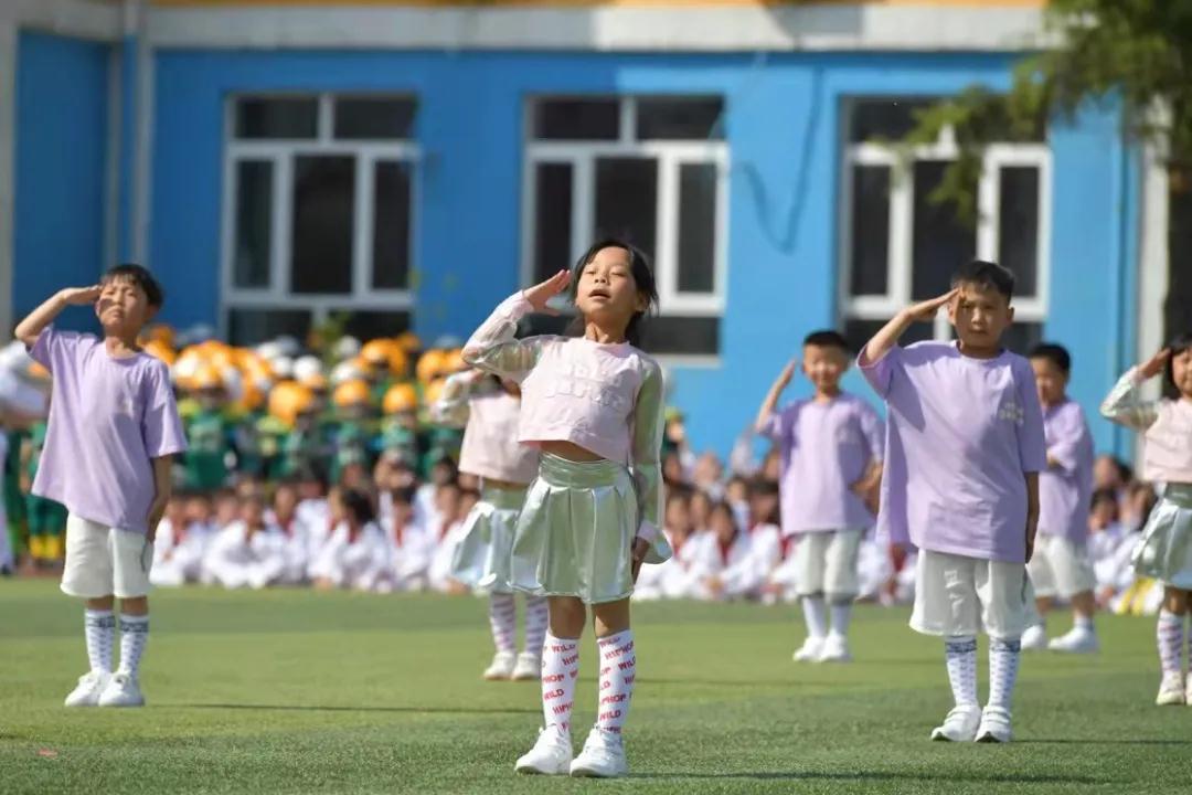 一共有207人参加体操表演,一百多人体育节开场