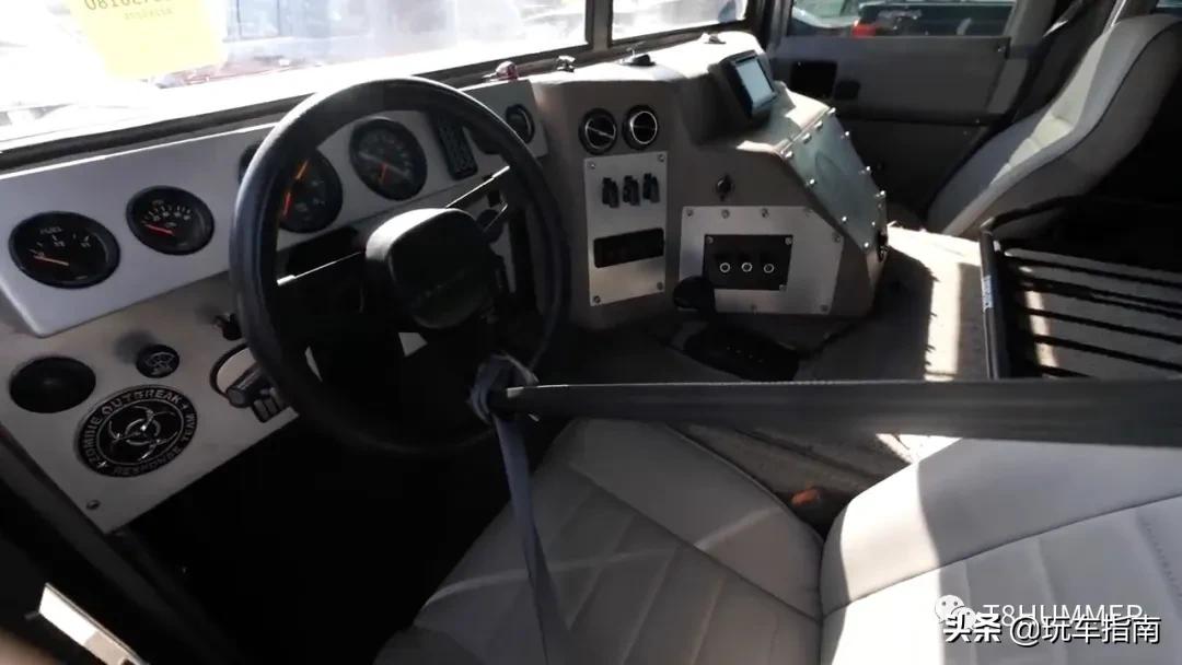 在街头遇到一辆悍马H1，打开引擎盖后却发现大有不同