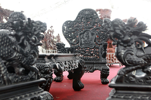 男子30年前收藏一套黑檀木家具，如今有人出800万他不舍得卖