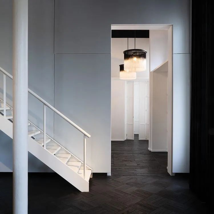 坐Hermès沙发，打GUCCI扑克…米兰设计周上还有什么好东西？