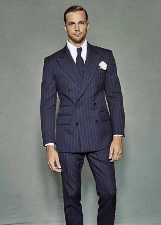 两粒扣西服扣子一般扣哪一粒,西服纽扣在不同场合的扣法