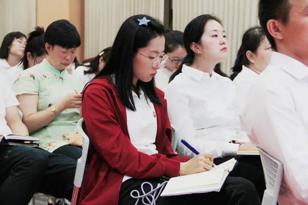 我的教育故事师德师风演讲比赛,我和学生共成长师德师风演讲视频