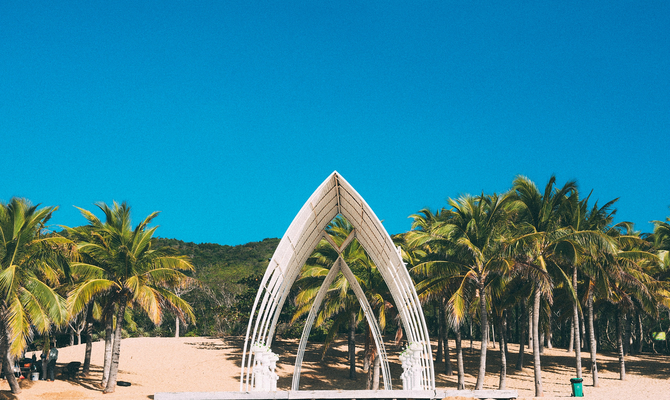 你在南方瑟瑟发抖，我在这里遛娃、看猴、赶海····