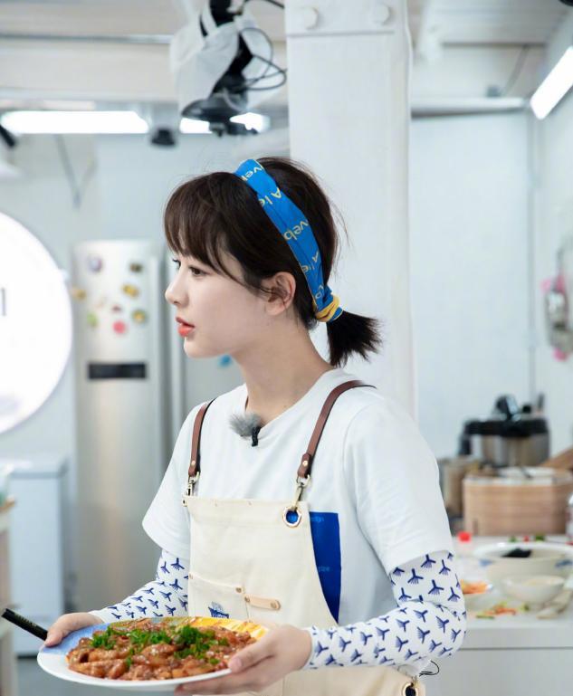 怎样用发带扎和杨紫同款发型,发带也可以戴出时尚