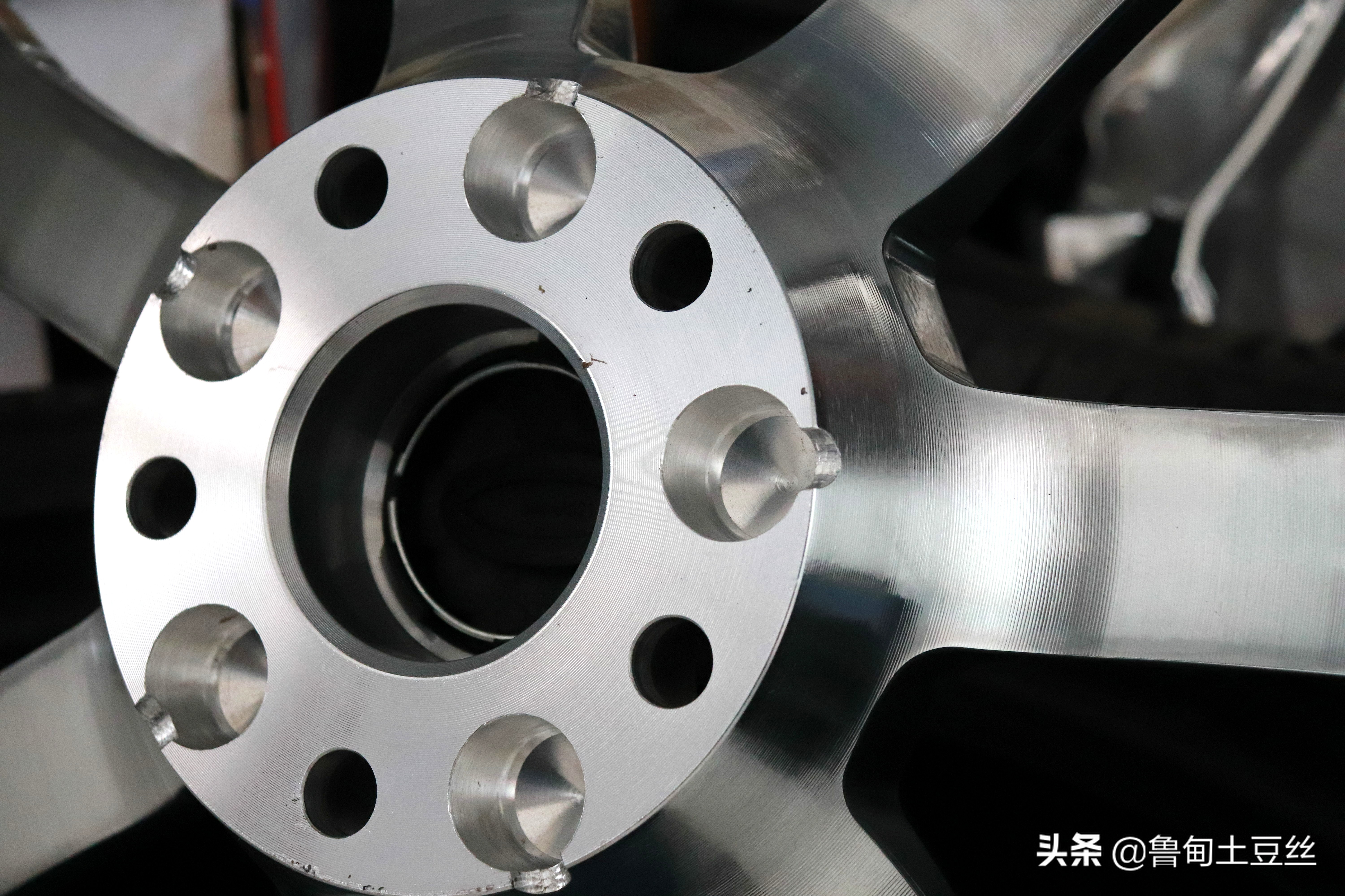 「毂锐驰」舒适操控乐趣兼备—进口探险者改装劲风驰轮胎静音棉