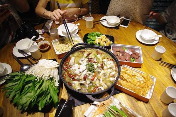 花呗共欠2000一个月多少钱,花呗欠钱信用卡可以申请吗