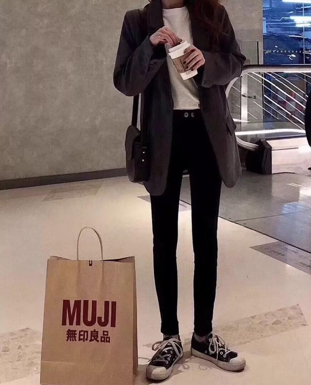 能当护肤品的小黑裤！显瘦润肤还保暖，好穿到李湘直接开直播叫卖