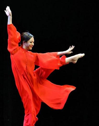 37针不打麻药，翻开皮肉剔除毛囊，做变性手术的金星曾有多痛苦？