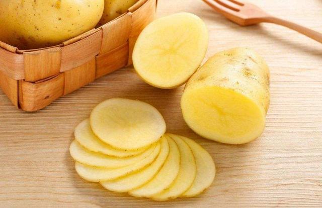 女人有眼袋不要慌，每天睡前坚持4个习惯，眼部肌肤紧致又细嫩