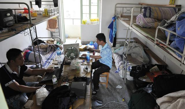 大学宿舍室友之间的氛围,大学宿舍怎么和自私的舍友相处